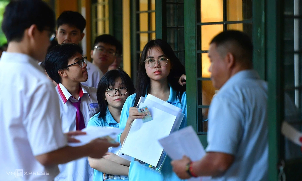 Thí sinh thi tốt nghiệp tại trường THPT Trưng Vương, TP HCM, sáng 11/6.
