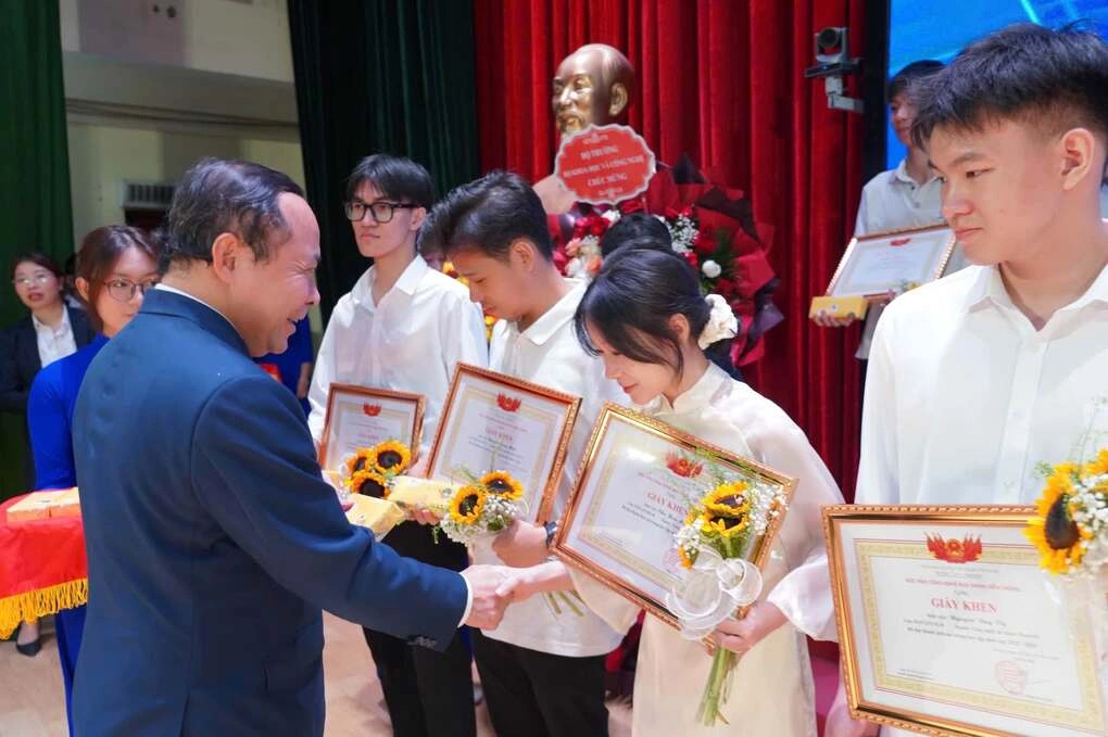 Bộ trưởng Vũ Hải Quân trao quà cho sinh viên giỏi.