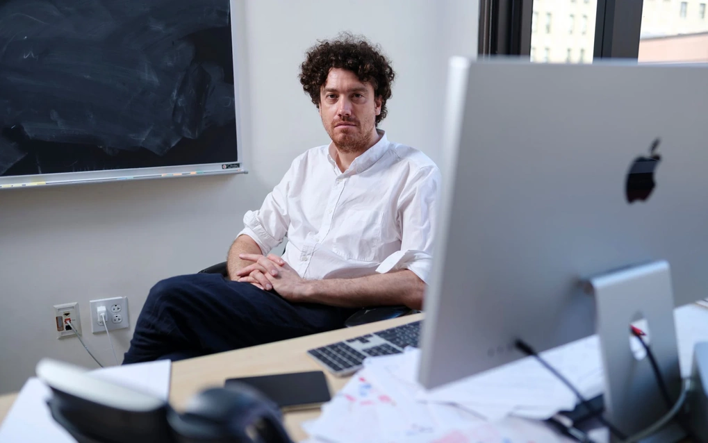 Tristan Buckmaster ở Đại học New York, Mỹ.
