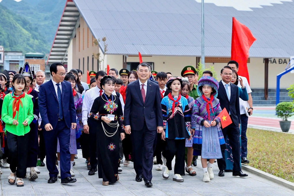 Thủ tướng Chính phủ Lê Minh Hưng tại trường Tiểu học và THCS Mường Khương, Lào Cai - điểm cầu chính của lễ khai giảng