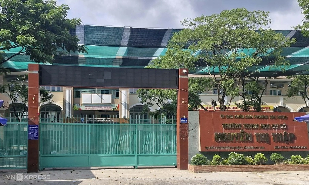 Cổng trường THCS Nguyễn Thị Thập.