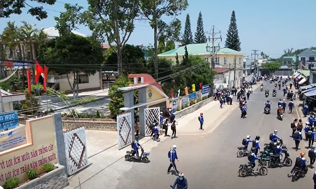 Cổng trường THCS Nguyễn Du - Di Linh.