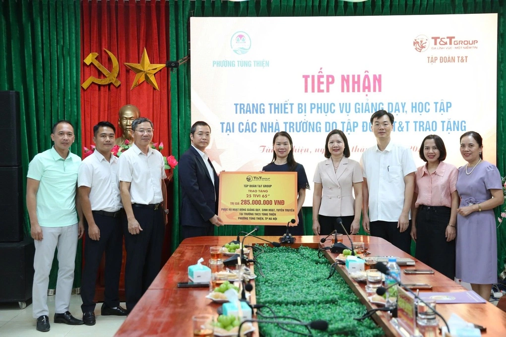 Phó tổng giám đốc Tập đoàn T&T Group Nguyễn Mạnh Hùng trao tặng 25 tivi 65 inch cho trường THCS Tùng Thiện.