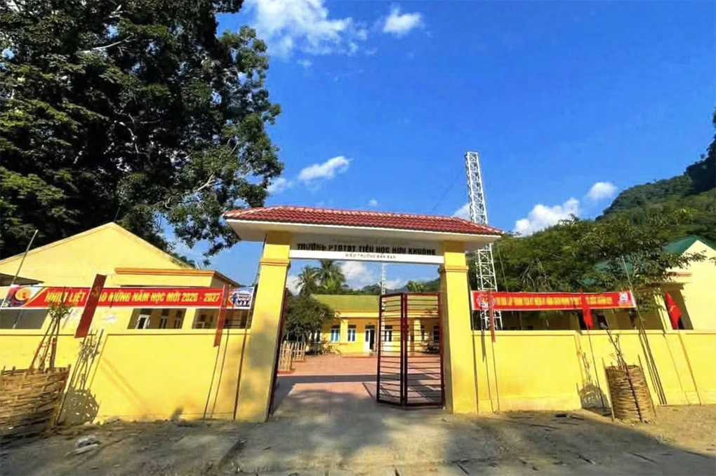 Cổng trường Phổ thông dân tộc bán trú Tiểu học và THCS Hữu Khuông.