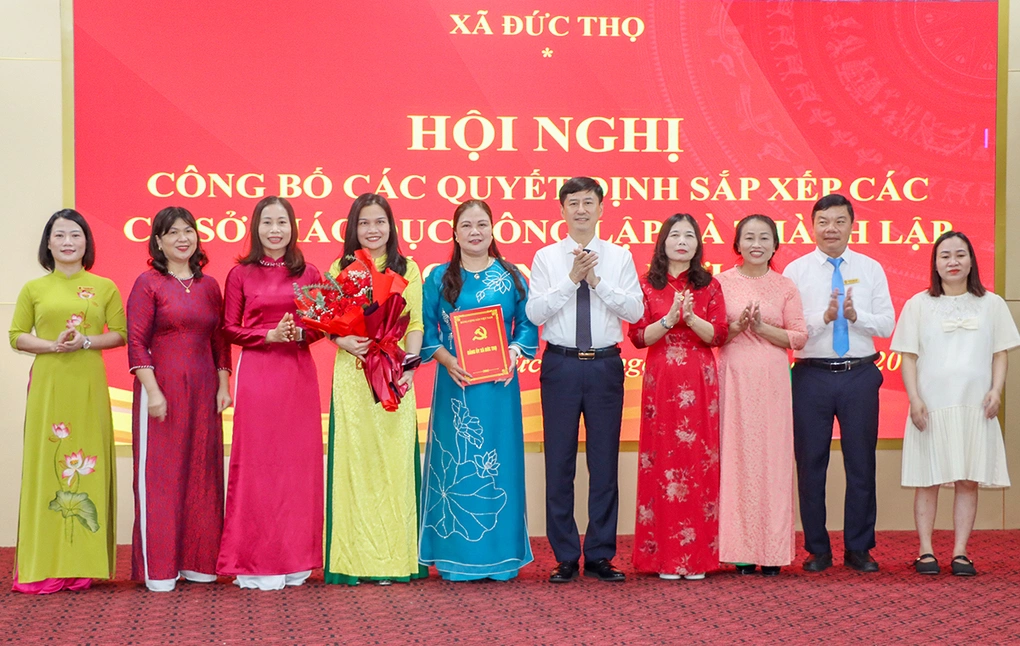 Xã Đức Thọ công bố quyết định bổ nhiệm lãnh đạo các trường học trên địa bàn, ngày 28/8.