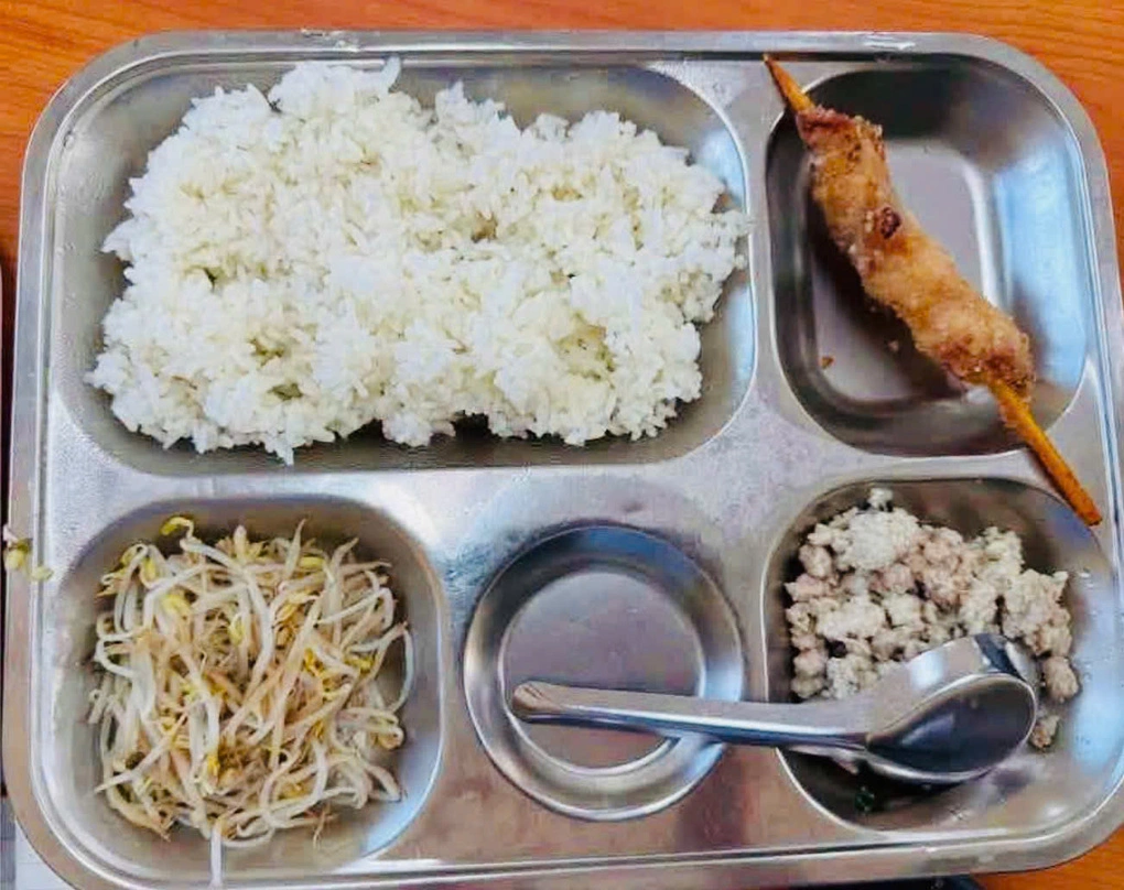 Suất ăn bị chê "lèo tèo" tại trường Tiểu học Trung Giã, ngày 7/9.
