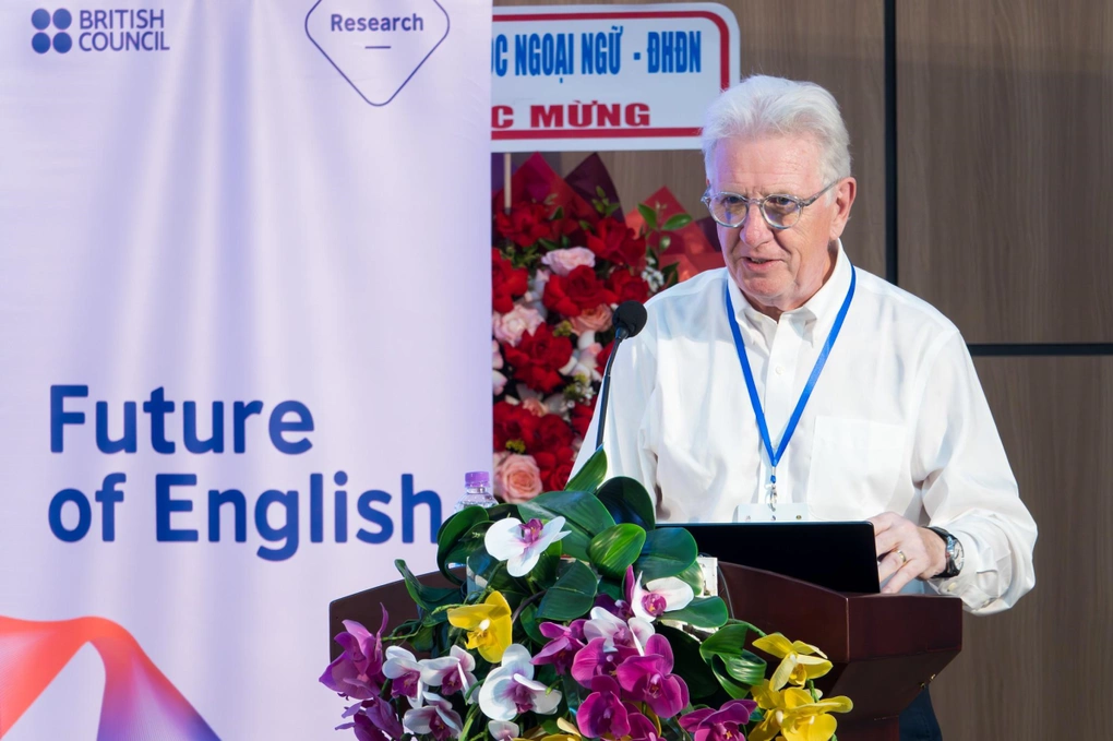 GS Barry O’Sullivan trình bày tham luận Bài học từ Đông Á: Xu hướng chương trình tiếng Anh và những gợi mở cho hành trình phát triển ESL tại Việt Nam.