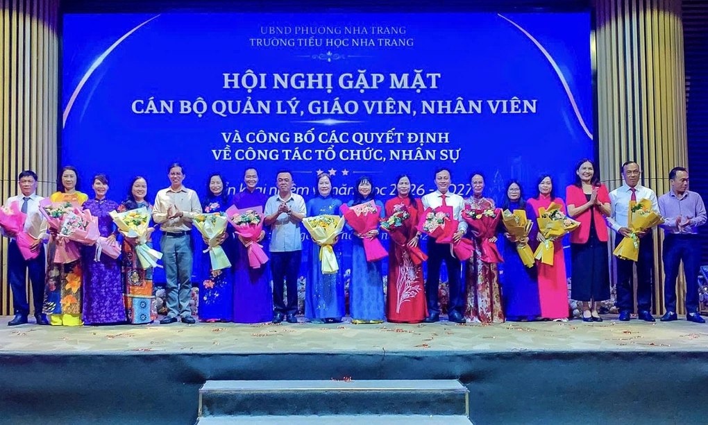 Bà Phương (thứ 9 từ trái sang) và các thành viên Ban Giám hiệu trường Tiểu học Nha Trang nhận quyết định bổ nhiệm, ngày 3/9.