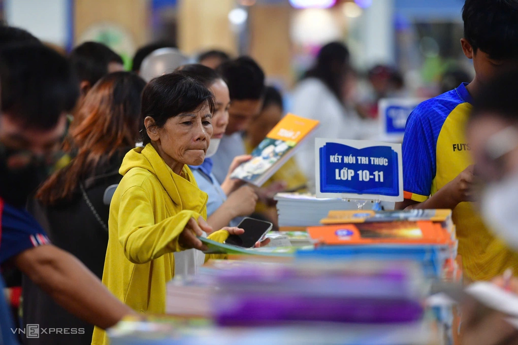 Phụ huynh chen chân mua sách giáo khoa tại một nhà sách ở TP HCM, hôm 19/8.