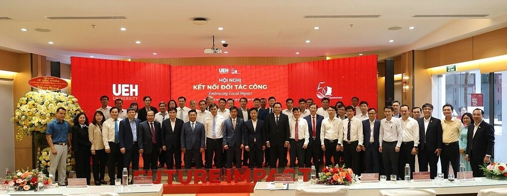 Đại biểu chụp ảnh lưu niệm tại hội nghị.