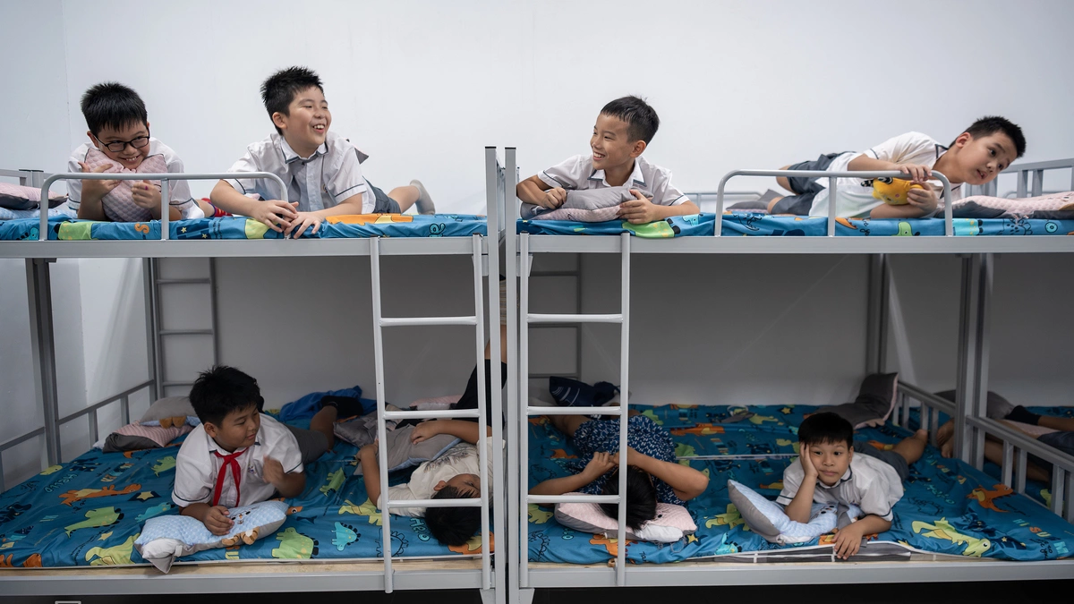 Trường công ở Hà Nội có giường tầng, phòng ngủ trưa cho học sinh