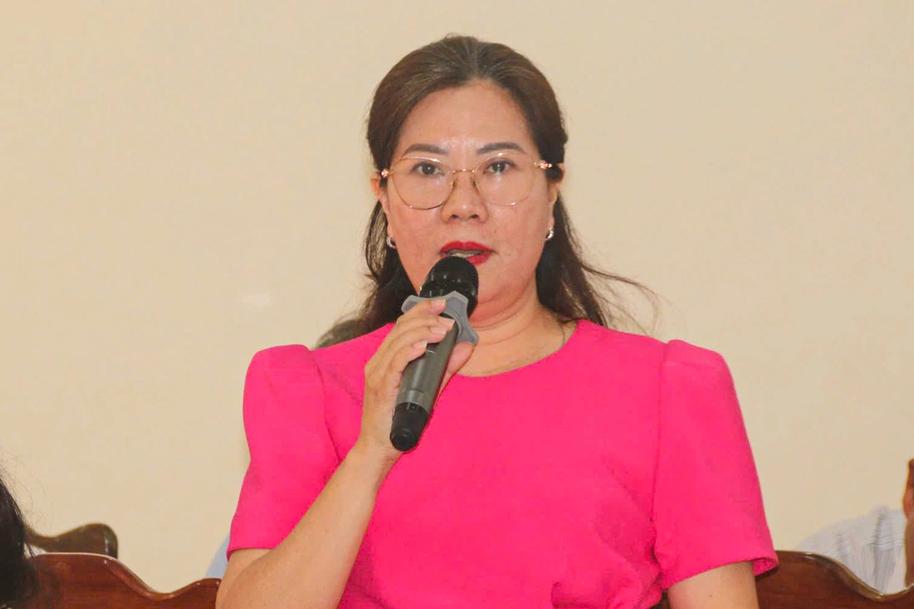 Bà Châu Đình Mai Phương, Hiệu trưởng Tiểu học Nha Trang, nêu ý kiến tại buổi làm việc.