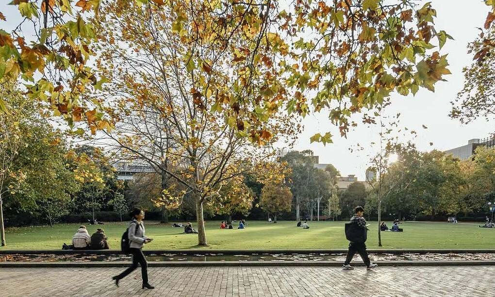 Sinh viên trong sân Đại học Melbourne.