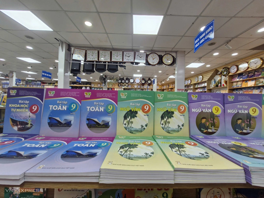 Một nhà sách chỉ còn vở bài tập, không có sách giáo khoa, chiều 6/9.
