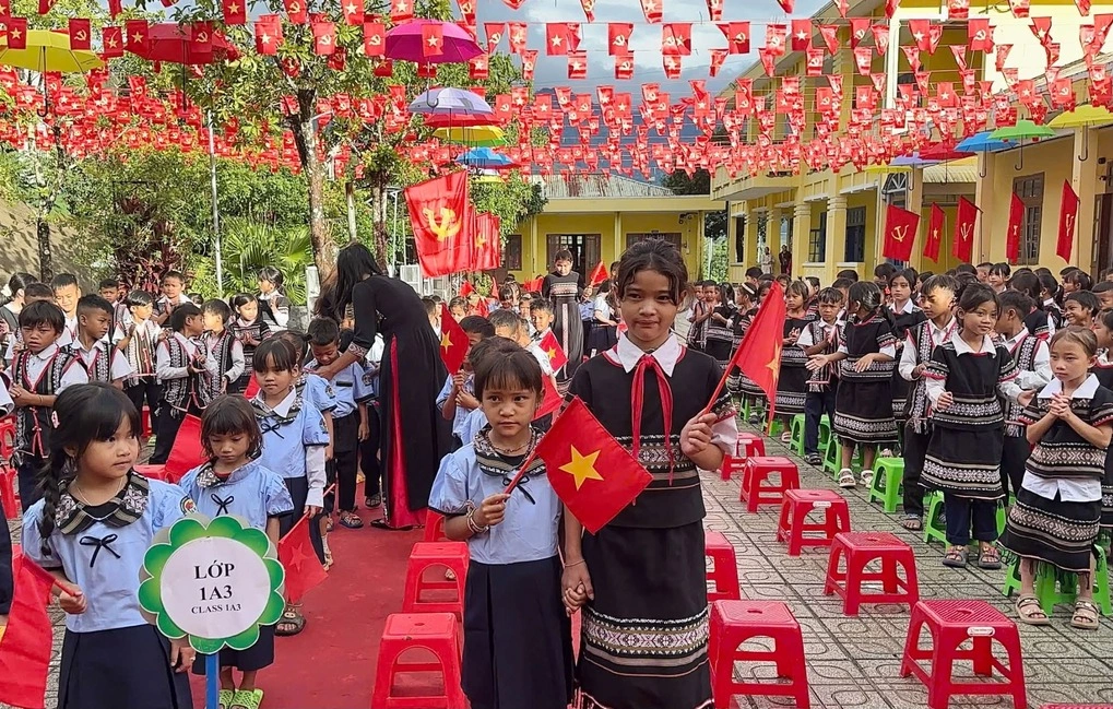 Học sinh trong trang phục truyền thống ở lễ khai giảng của trường Phổ thông Dân tộc bán trú Tiểu học - THCS Ngọc Linh.