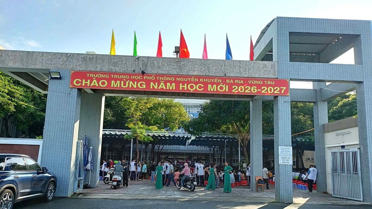 Phụ huynh phải đứng ngoài cổng vì đi họp muộn một tiếng