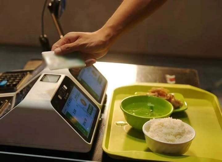 Sinh viên quẹt thẻ để thanh toán tiền ăn ở Trung Quốc.