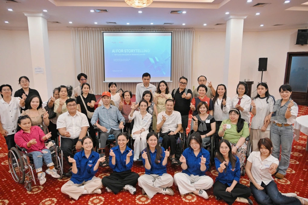 Ban tổ chức cùng các học viên rạng rỡ tại khóa đào tạo AI trong kể chuyện dành cho người khuyết tật tại Hà Nội.