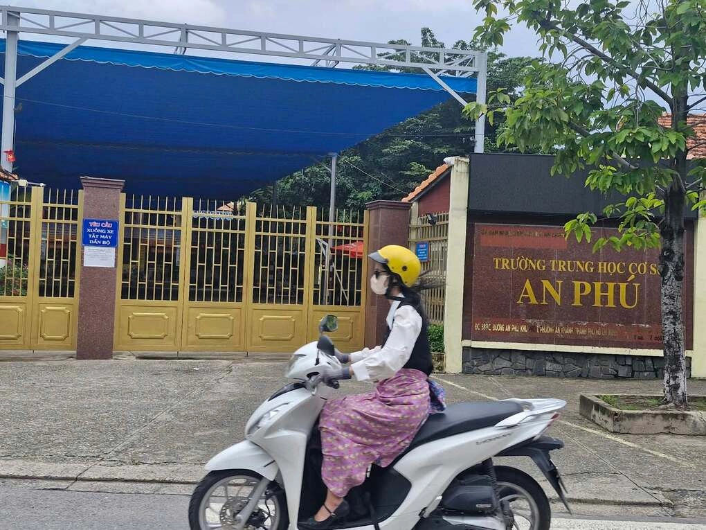 Cổng trường THCS An Phú, chiều 25/9.