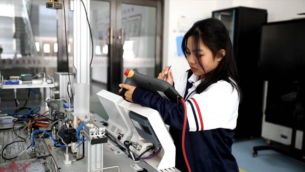 Sinh viên trong một trường cao đẳng nghề về chế tạo robot ở Trung Quốc.