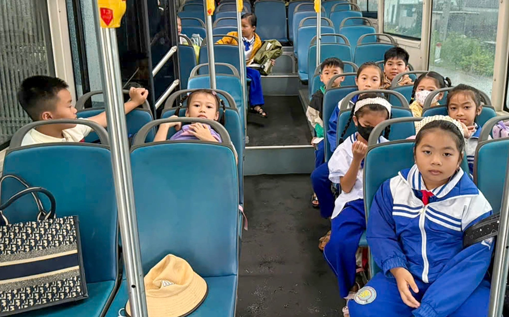 Học sinh điểm trường Tiến Sơn được ôtô chở tới điểm chính và phân hiệu trường Tiểu học Quỳnh Tam, sáng 14/9.