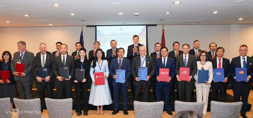 Lễ ký kết giữa EQuest, EQuest Capital và Standard Chartered.