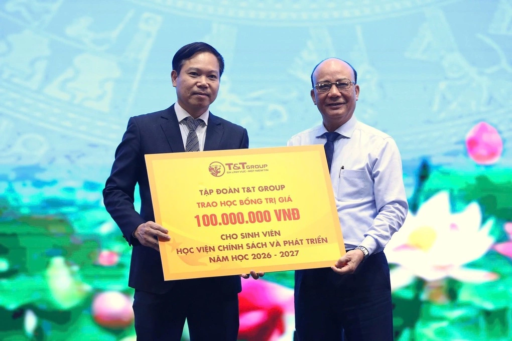 Chủ tịch HĐQT Tập đoàn T&T Group Nguyễn Tất Thắng trao tài trợ học bổng cho đại diện Học viện Chính sách và Phát triển (Bộ Tài chính).