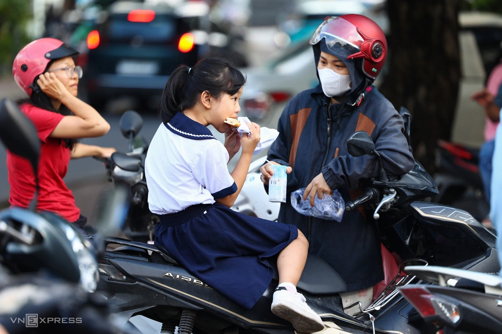 Phụ huynh tại TP HCM cho con ăn sáng trước khi vào trường, tháng 9/2025. Ảnh minh họa: Quỳnh Trần