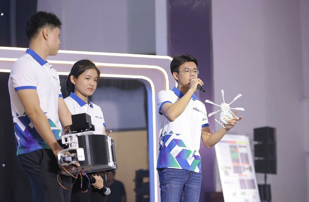 Đội thi đến từ Malaysia giành giải nhất bảng đại học với đề tài ứng dụng "UAV cứu hộ lũ lụt có hỗ trợ của AI", ngày 12/9.