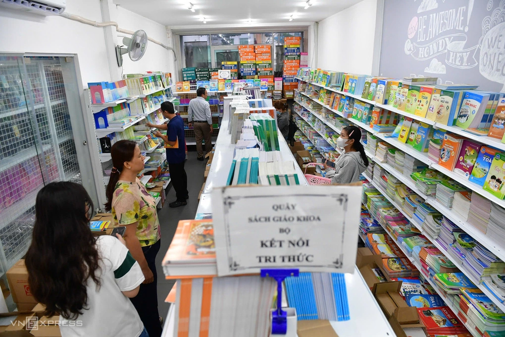 Phụ huynh, học sinh tìm mua sách giáo khoa tại Nhà sách Nguyễn Văn Cừ, TP HCM, chiều 19/8.