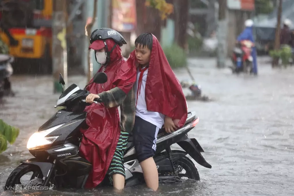 Phụ huynh, học sinh lội nước trong cơn mưa lớn ở khu vực Thủ Đức cũ, chiều 22/9.