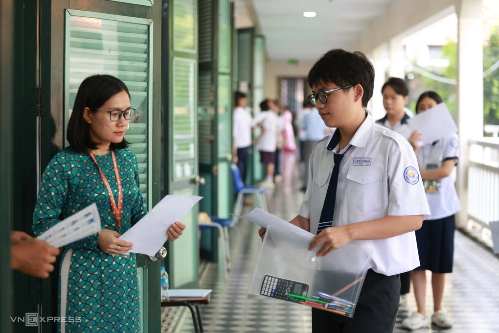 Giám thị và thí sinh trong kỳ thi tốt nghiệp THPT tại TP HCM, tháng 6/2026.