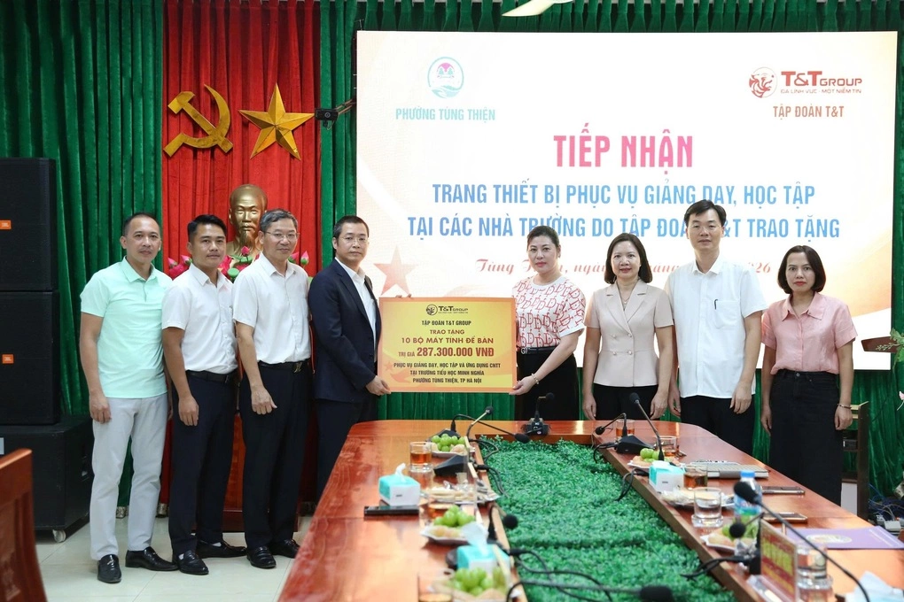 Phó tổng giám đốc Tập đoàn T&T Group Nguyễn Mạnh Hùng trao tặng 10 bộ máy tính để bàn cho trường TH Minh Nghĩa.