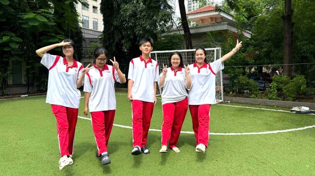 Nhiều học sinh trường THPT Nguyễn Hữu Thọ đi dép đến trường, sáng 23/9.