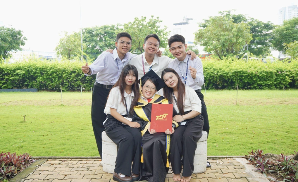 Tân cử nhân Nguyễn Thị Mỹ Hoa chụp ảnh cùng bạn bè.