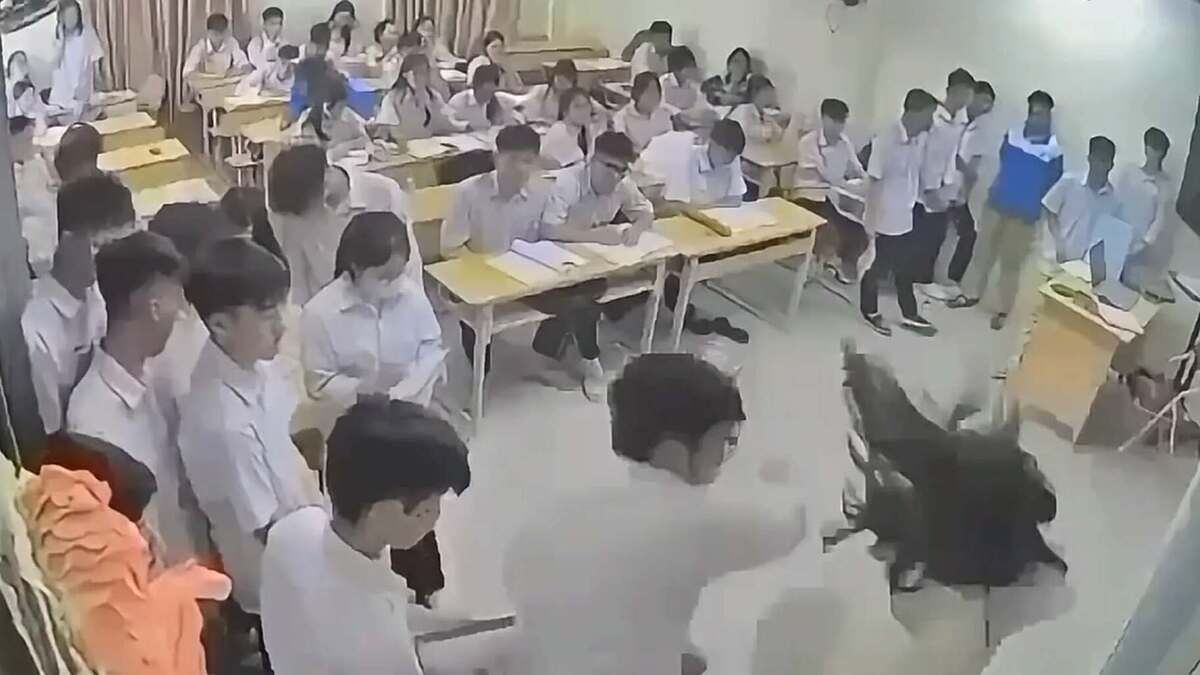 Nam sinh hành hung cô giáo trên bục giảng