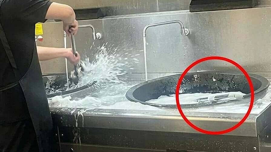 Hiệu trưởng mất việc sau vụ giặt giẻ lau nhà trong nồi ăn bán trú