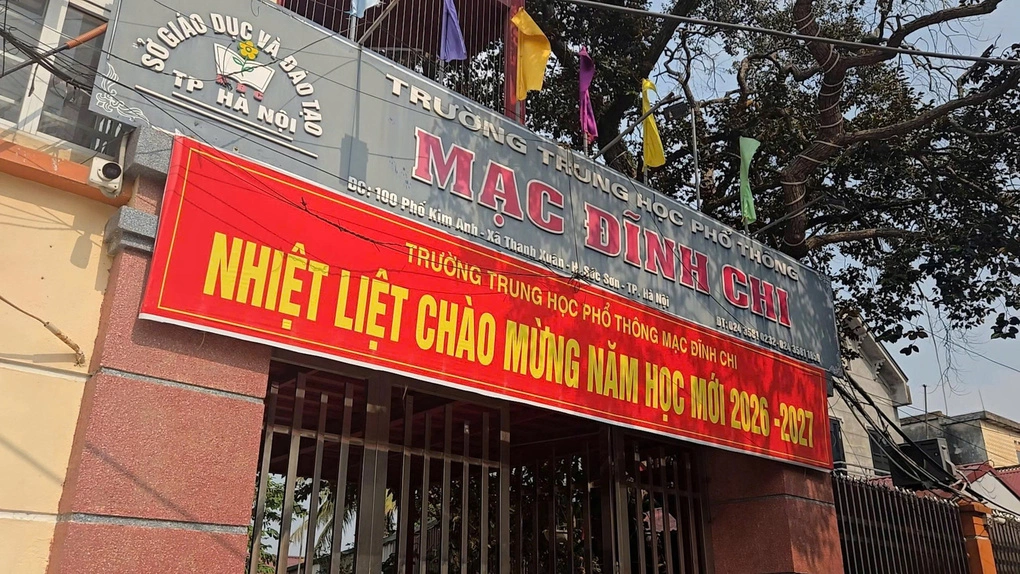 Cổng trường THPT Mạc Đĩnh Chi.