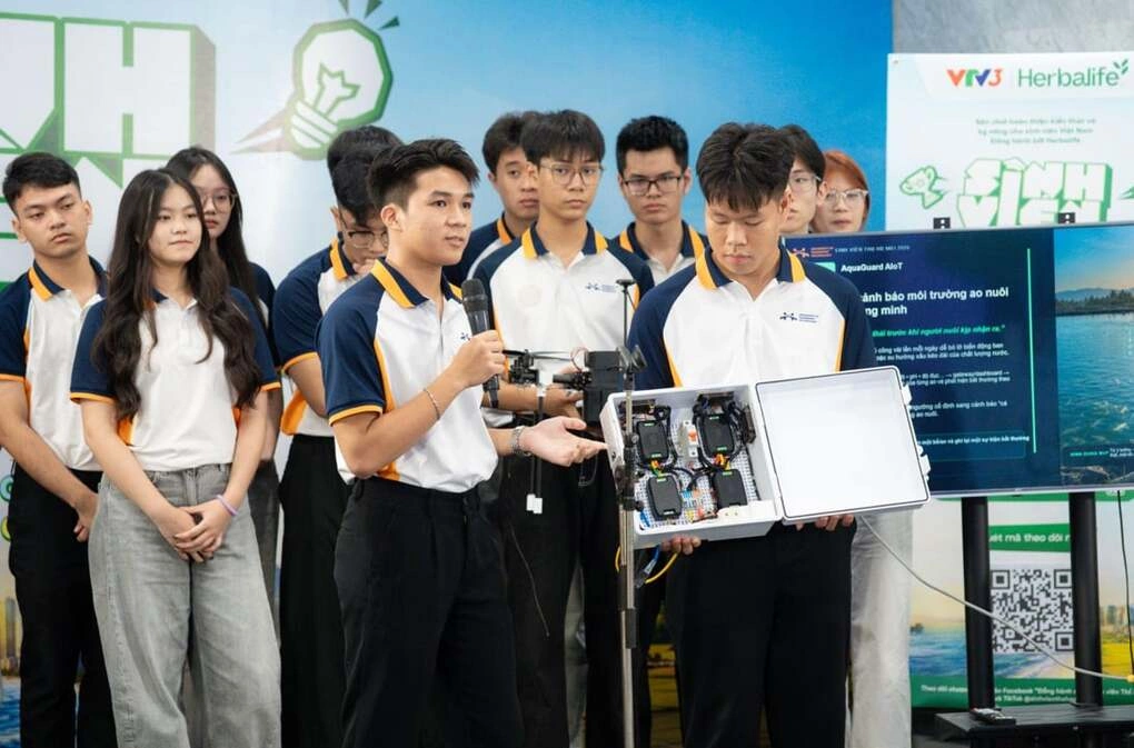 Đội trường Đại học Công nghệ Giao thông vận tải giới thiệu "AquaGuard AIoT", hệ thống cảnh báo môi trường ao nuôi cá, tôm.