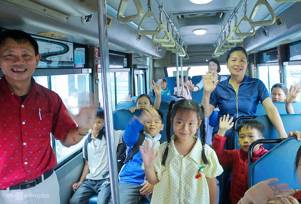 Học sinh Tiến Sơn được ôtô đưa đón dến điểm trường chính, ngày 1/10.