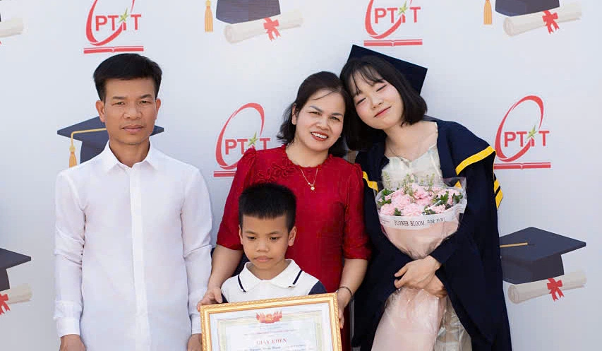Hạnh bên gia đình trong ngày tốt nghiệp hôm 26/9.