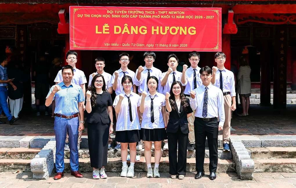 Học sinh và giáo viên trường THCS và THPT Newton tại lễ dâng hương trước khi tham dự kỳ thi học sinh giỏi thành phố, tháng 9/2026.