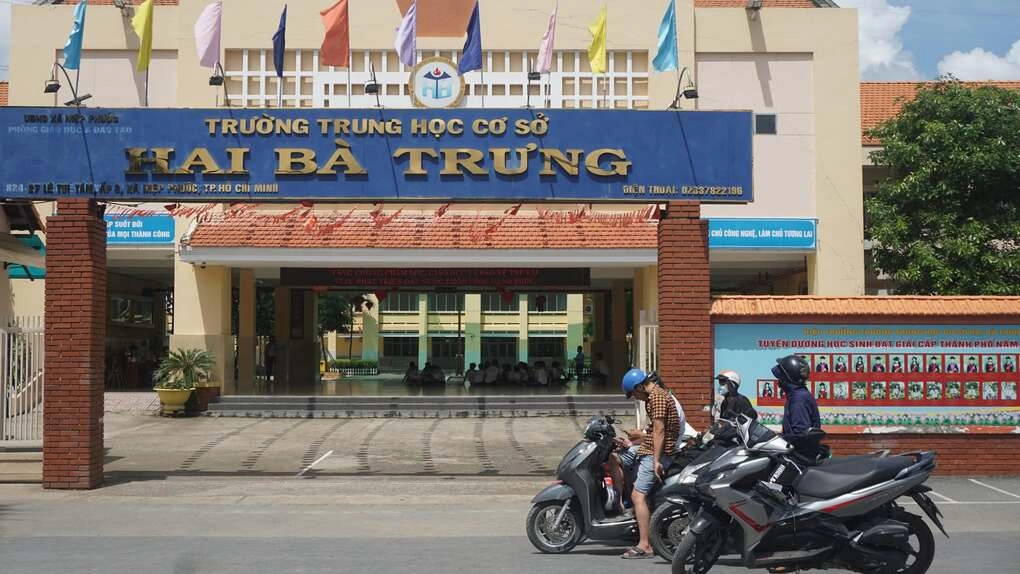 Phụ huynh đợi đón con ở trường THCS Hai Bà Trưng, TP HCM, trưa 19/10.