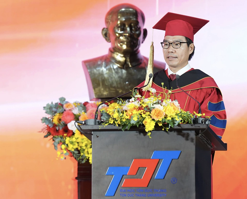 PGS.TS Trần Trọng Đạo, Chủ tịch Hội đồng Khoa học và Đào tạo, Hiệu trưởng TDTU gửi lời chúc mừng đến các tân khoa.
