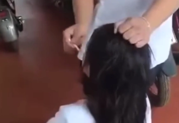 Nữ sinh lớp 10 lấy điếu thuốc đang cháy dí sát vào mặt bạn.