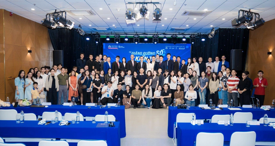 Giảng viên, tân sinh viên và khách mời tại buổi lễ Khai giảng năm học 2026 - 2027.