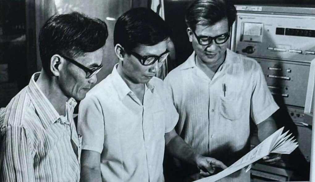 GS Nguyễn Nguyên Phong (bìa phải) cùng thầy Nguyễn Xuân Chánh (bìa trái) và GS Vũ Đình Cự trong nhóm GK1. Ảnh trưng bày tại HUST