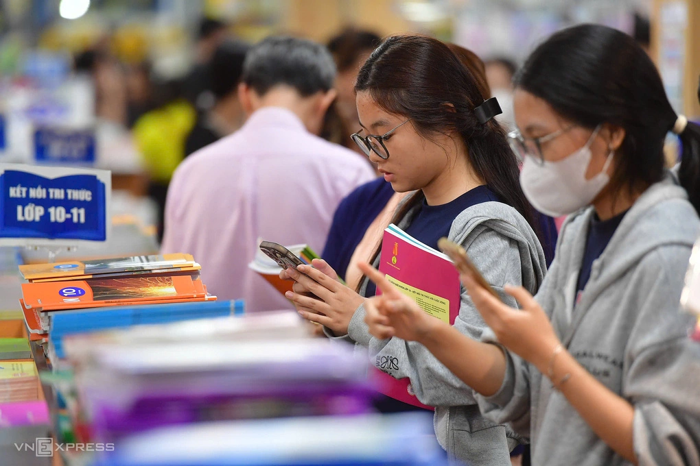 Phụ huynh, học sinh tại Nhà sách và Thiết bị Trường học Nguyễn Tri Phương, TP HCM, chiều 19/8.