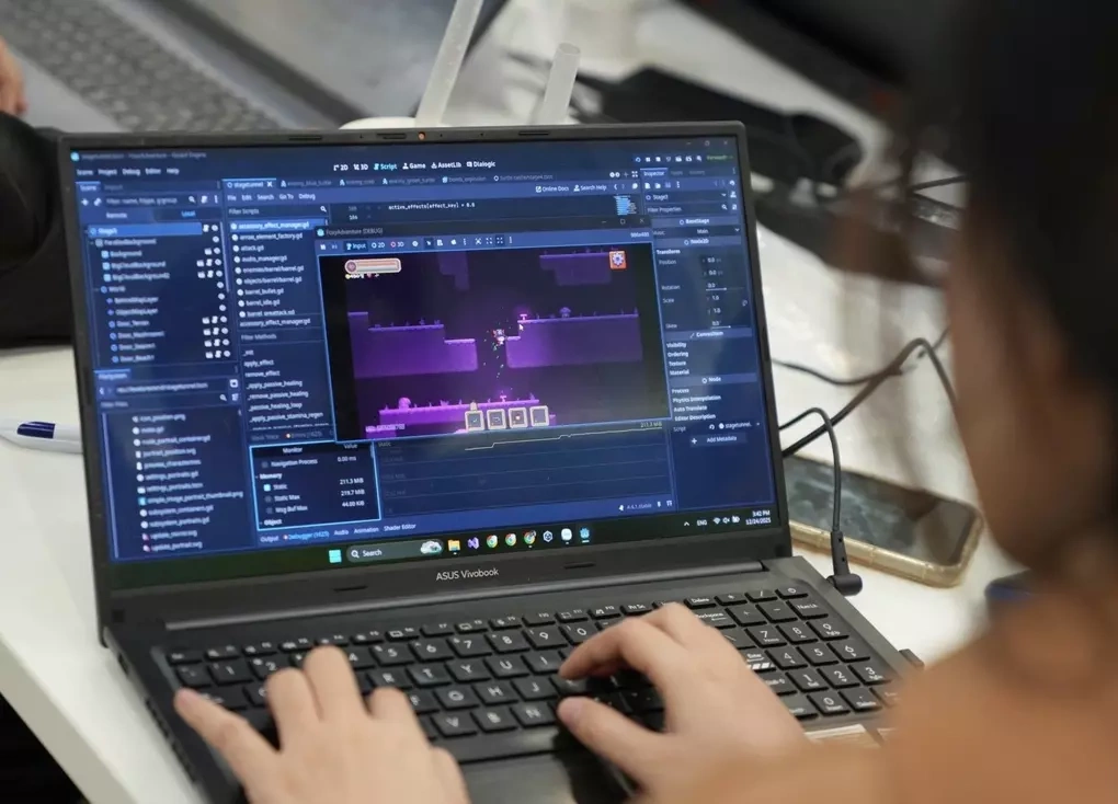Sinh viên trường Đại học Công nghệ Thông tin TP HCM trong một học phần lập trình game tại doanh nghiệp, tháng 1/2026.