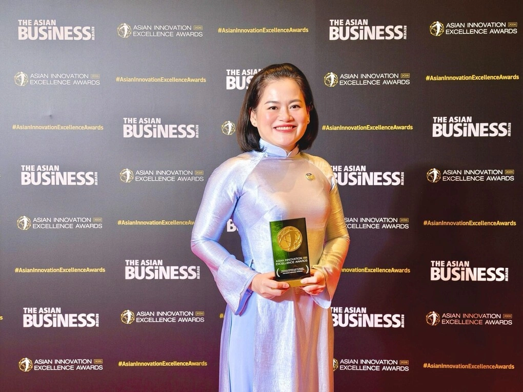 Bà Lê Nguyễn Trung Nguyên - Tổng giám đốc Hệ thống Giáo dục Victoria School cùng chiếc cúp giải thưởng Vietnam Learning & Development Innovation of the Year – Education.